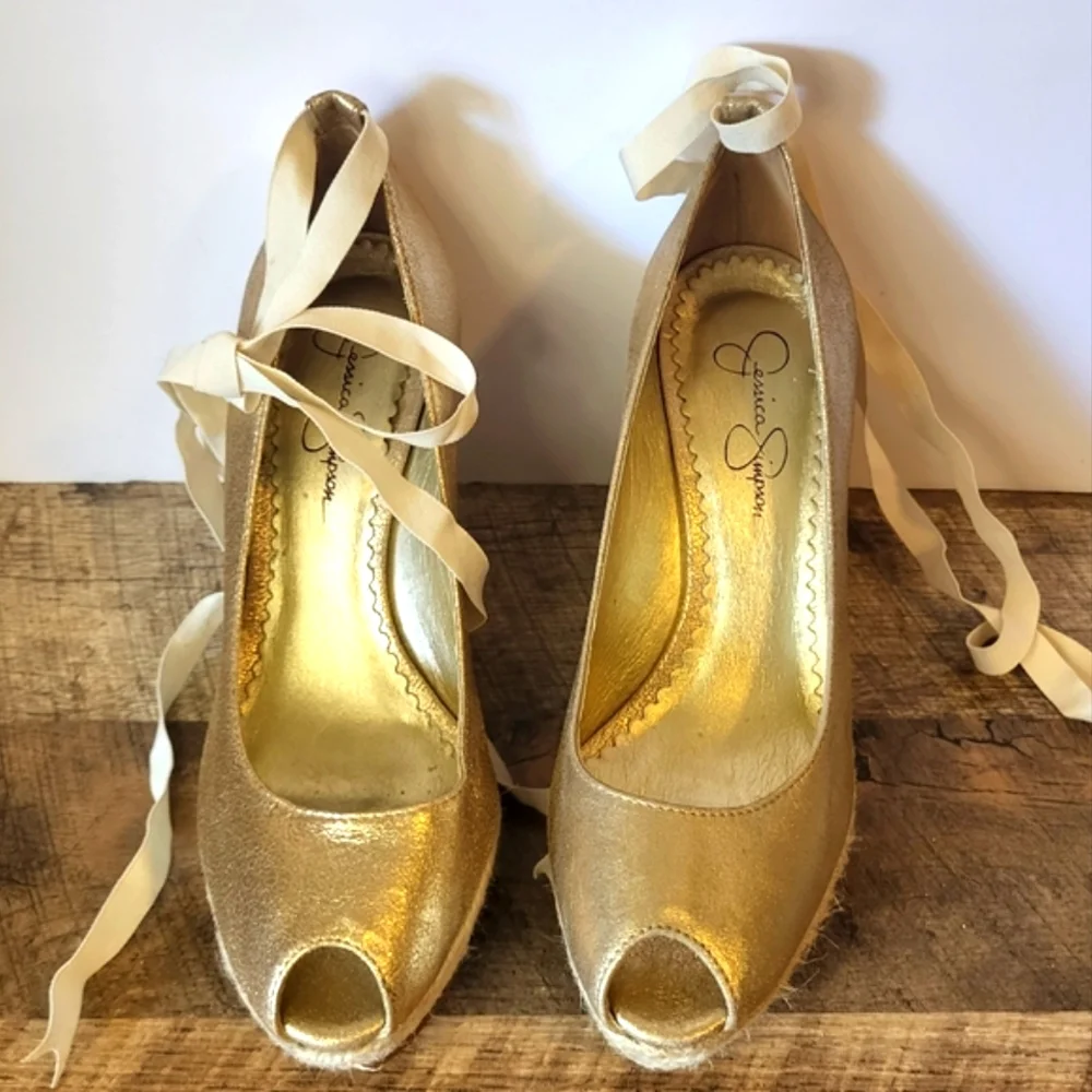 NWOT Jessica Simpson 8.5US Gold Wedge Platform Shoe for Holiday Christmas Party